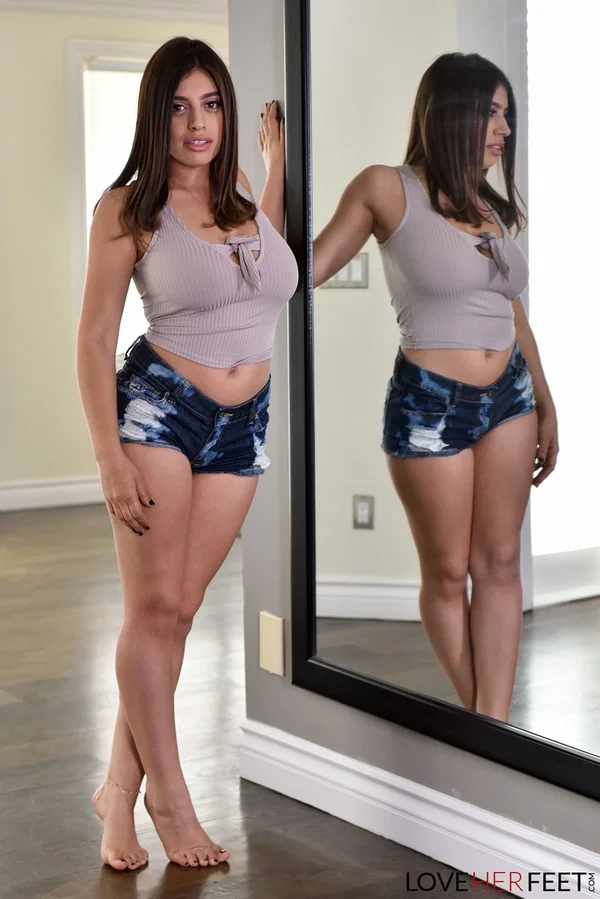 Chubby busty Ella Knox frees her huge natural tits to pose naked on the floor  - Feet, Hairy, Natural Tits, Big Tits, Pussy, Latina, Brunette, Legs, Non Nude  - Photo 2