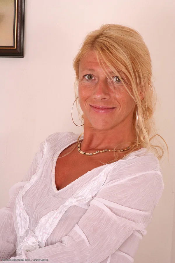 Pretty amateur MILF Sylvie shows off her juicy tits & touches her mature cunt  - Mature, MILF, Amateur  - Photo 4