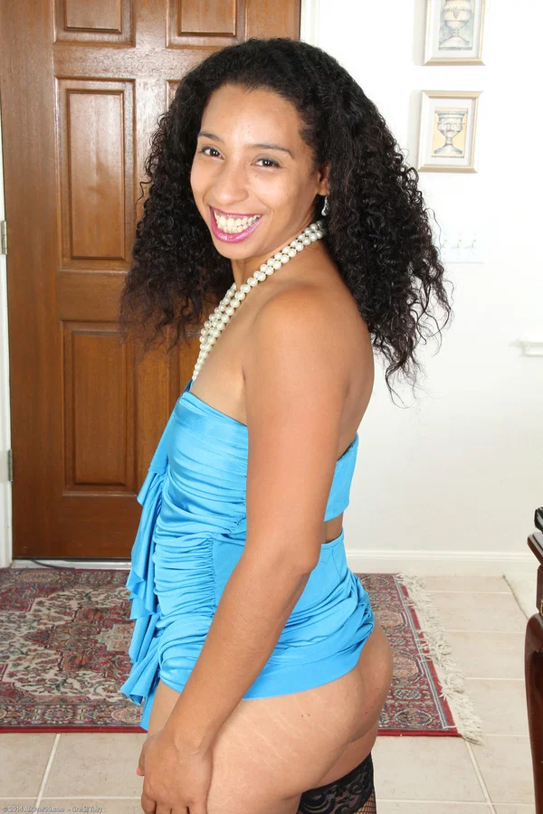 Over 30 lady Theresa Long uncovers her tiny tits before showing her bush  - Mature, Ebony, MILF, Amateur, Pussy, African, Petite, Black, Spreading, Brunette  - Photo 4