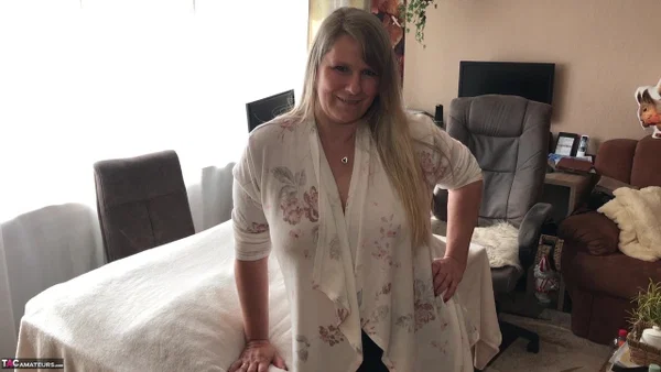 Middle-aged blonde Sweet Susi sports a creampie after sex with her masseur  - Cum In Pussy, Mature, Chubby, Massage, Curvy, BBW, MILF, Thick, Close Up, Cumshot  - Photo 1
