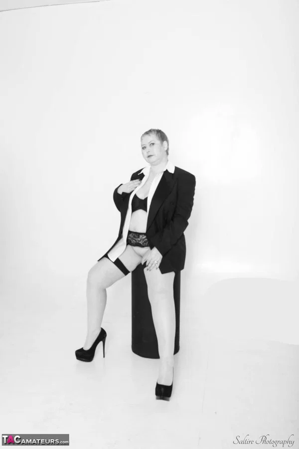 Mature fatty Posh Sophia sports short hair while showing her saggy breasts  - Mature, Saggy Tits, BBW, Chubby, Big Tits, Curvy, Short Hair, Amateur, British, Thick  - Photo 2