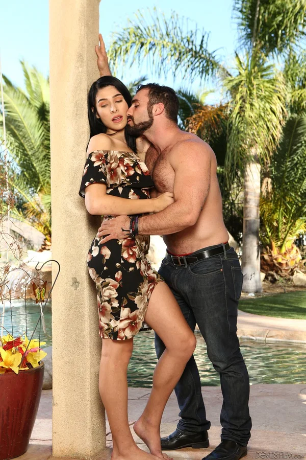 Barefoot tranny Alexa Scout has a hunk of man convinced that she is all woman  - Pornstar, Outdoor, Non Nude  - Photo 17