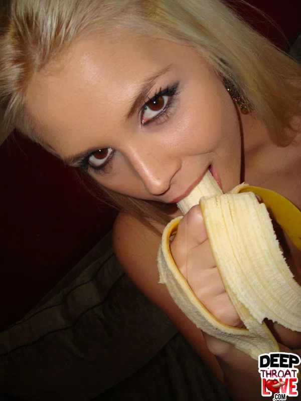MILF with fake tits Sarah Vandella measures depth of her throat with banana  - MILF, Cute, Teen, Babe, Beautiful, Solo, Blonde  - Photo 11