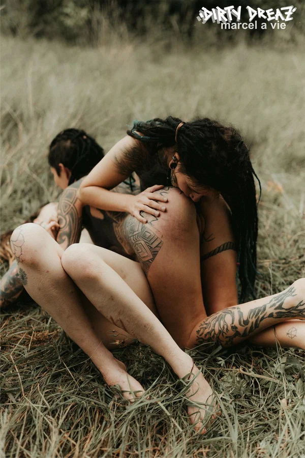 Three tattooed girls share lesbian kisses in long grass near a fir tree  - Tattoo, Humping, Threesome, Fetish, Lesbian, Ass, Ass Licking, Outdoor, Pigtails, Kissing  - Photo 5