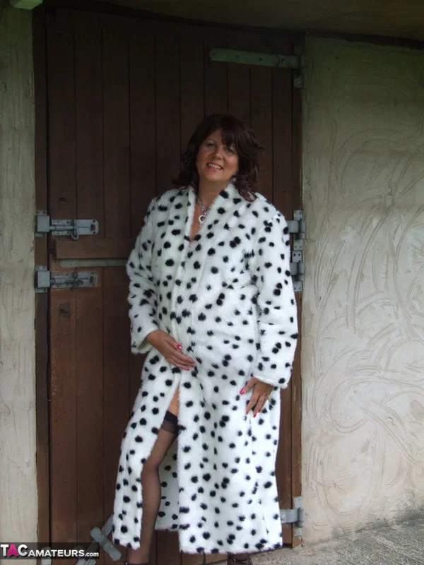 Over 30 brunette Sandy mature small boobs free of a bra while at the stables  - Chubby, BBW, Curvy, MILF, Thick, Amateur, Lingerie, Nipples, Tiny Tits, Stockings  - Photo 6