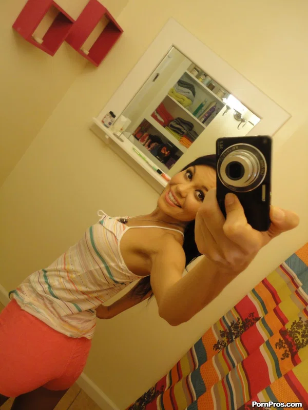 Newcomer Ruby Knox strips and shows her hot boobs as she takes selfies  - Teen, Cute, Brunette, Pussy, Non Nude  - Photo 6