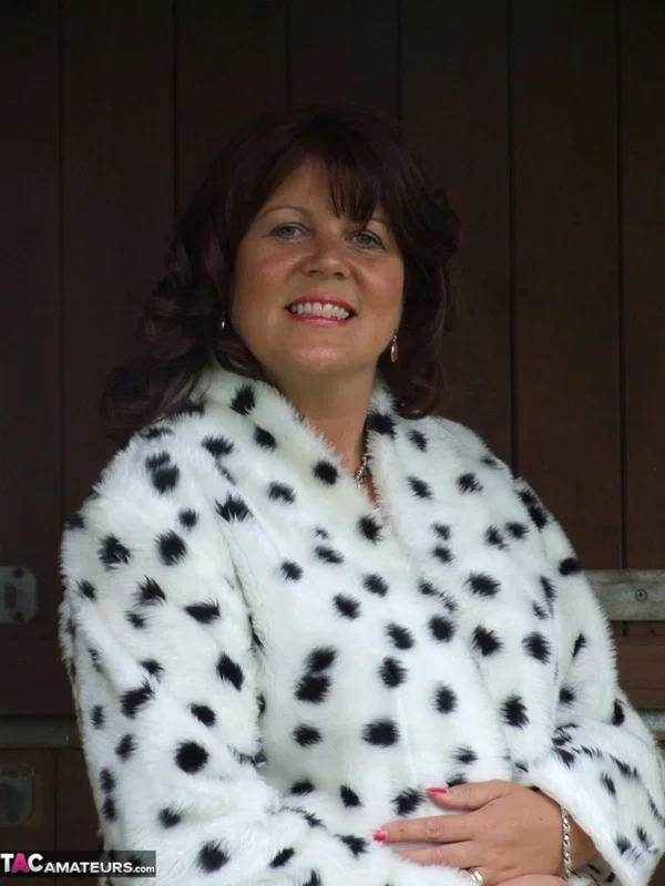 Over 30 brunette Sandy mature small boobs free of a bra while at the stables  - Chubby, BBW, Curvy, MILF, Thick, Amateur, Lingerie, Nipples, Tiny Tits, Stockings  - Photo 1