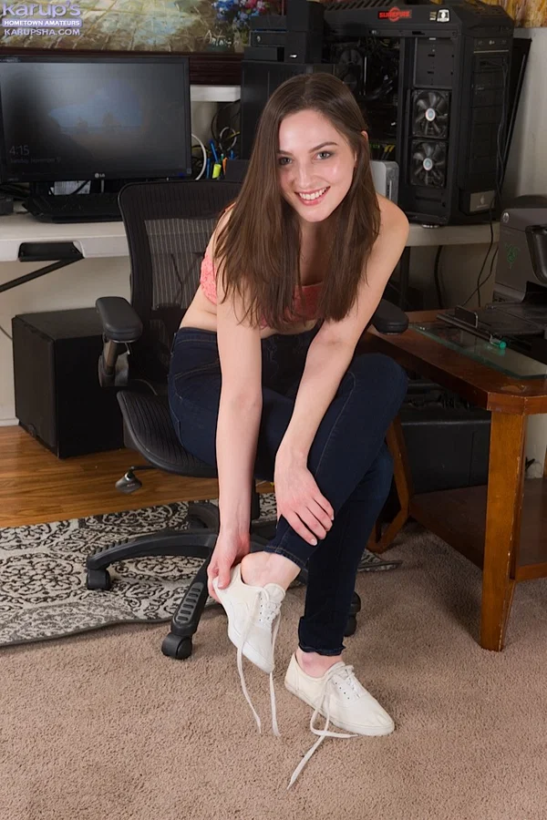 Smiley amateur Pepper peels away tight jeans to show her tiny pussy close up  - College, Teen, Amateur, Jeans, Babe, Clothed, Panties, Ass, Close Up, PAWG  - Photo 3