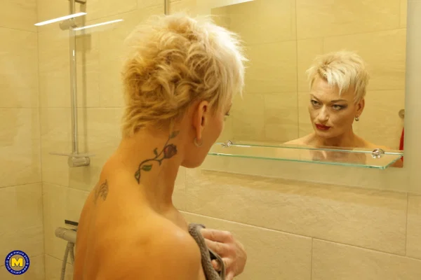 Mature amateur Ricky shows her saggy small tits in the bathroom  - Mature, Short Hair, Teen, Bath, Amateur, European, Cute, Feet  - Photo 8