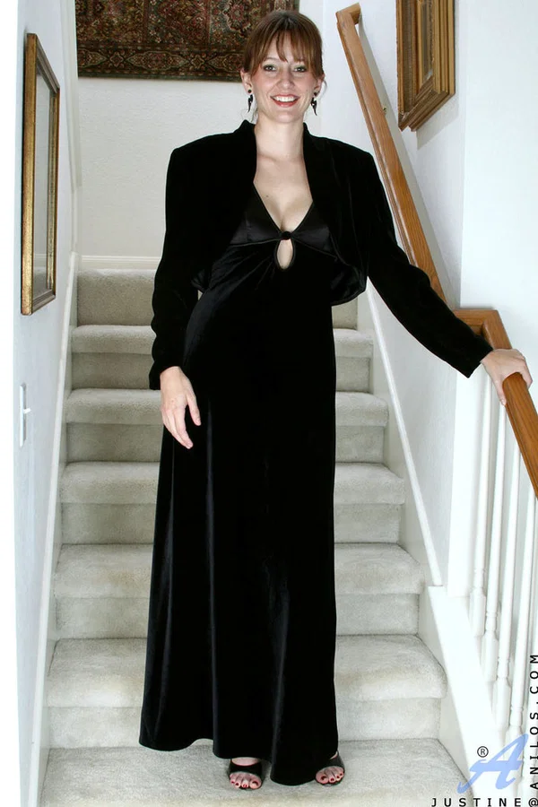 Classy mature lady Justine plays with her wide open pussy on staircase  - Mature, Pussy, Panties, Ass, Nipples, Shaved, Spreading, Clothed, High Heels, Legs  - Photo 1