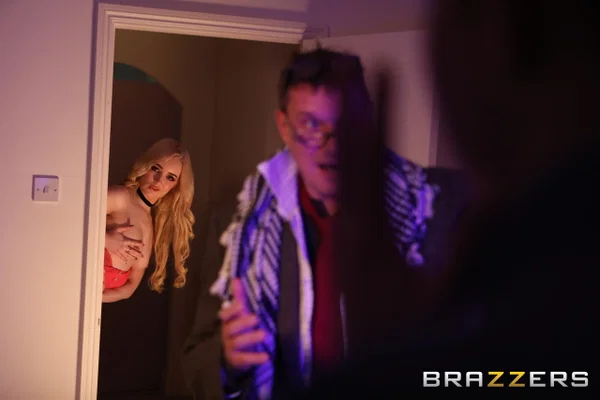 Blonde amateur Lana Harding gets fucked by big-dicked movie star Danny D  - Reality, Teen, Caught, POV, Pussy, Amateur, Ass Fucking, Sexy, Petite, Kitchen  - Photo 6