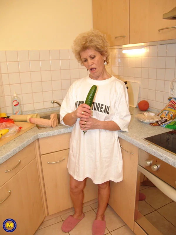 Mature slut Francsina takes a shower in her own piss after masturbating  - Granny, Mom, Mature, Saggy Tits, Pissing, Amateur, European, Feet, Spreading, Non Nude  - Photo 5