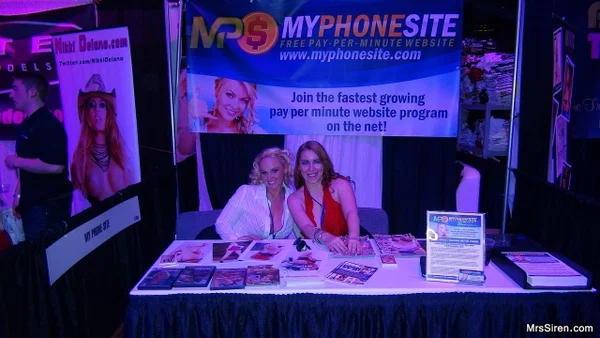 Blonde MILF Dee Siren & a slutty fatty flaunt their big bums at an AVN Expo  - Mature, BBW, Curvy, Thick, MILF, Chubby, White, Petite, Amateur, Blonde  - Photo 3
