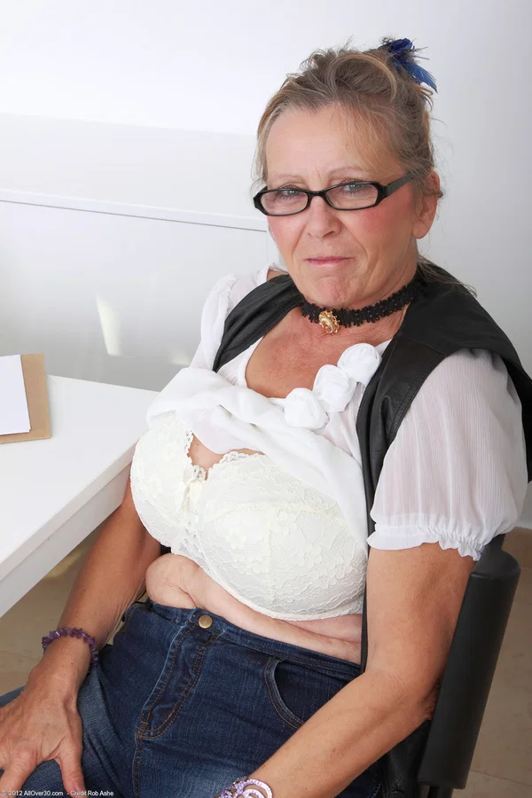 Naughty granny Isabel unleashing her monster tits and rubbing her hairy twat  - Saggy Tits, Mature, Hairy, Pussy, Chubby, BBW, Curvy, Amateur, Panties, Glasses  - Photo 1