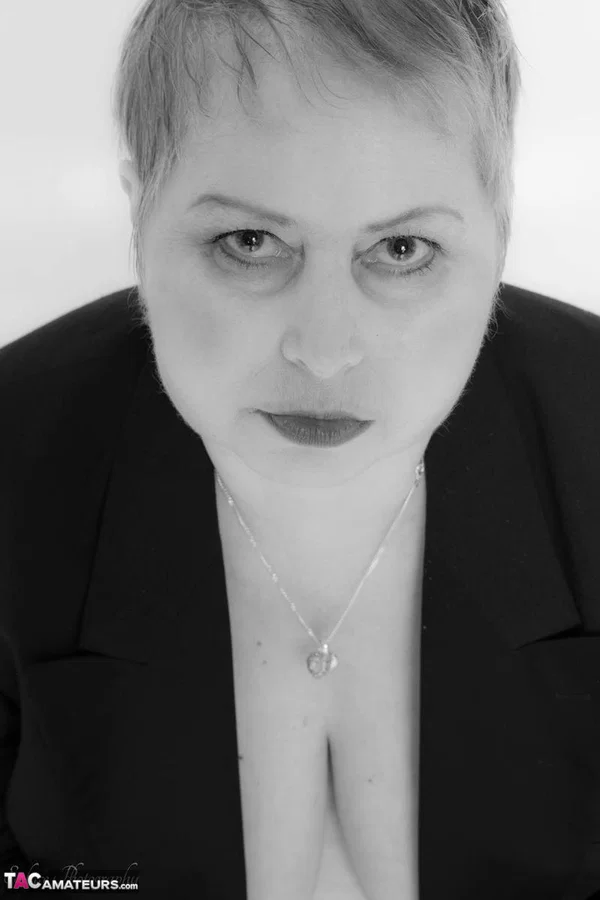 Mature fatty Posh Sophia sports short hair while showing her saggy breasts  - Mature, Saggy Tits, BBW, Chubby, Big Tits, Curvy, Short Hair, Amateur, British, Thick  - Photo 7