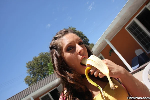 Brunette model with tiny tits Gracie Glam sticks bananas down her throat  - Teen, Cute, Brunette, Outdoor, Blowjob, Non Nude  - Photo 9