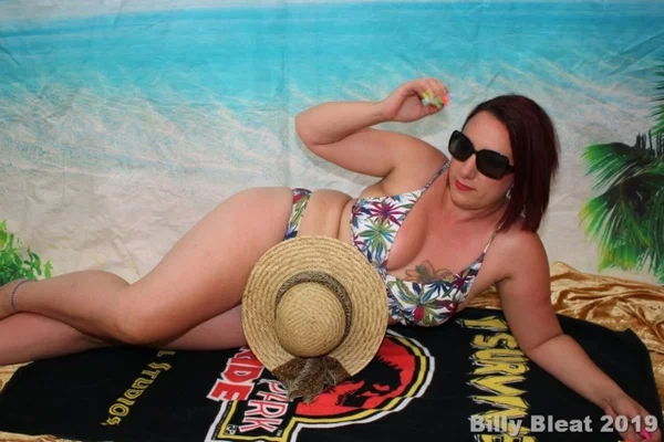 Mature woman Sara Banks takes off her hat and shades while wearing a bikini  - Cosplay, Mature, Thick, Amateur, Curvy, Bikini, Chubby, BBW, Glasses, Tattoo  - Photo 12