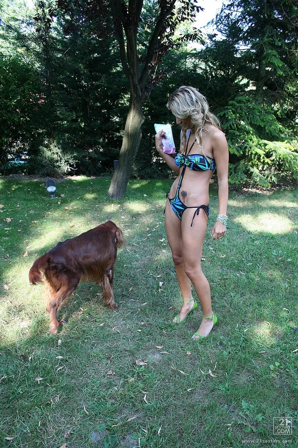 Young lesbians Regina Ice & Cindy Hope filmed in steamy outdoor lesbian action  - Brunette, Outdoor, MILF, Bikini, Feet, European, Non Nude  - Photo 2