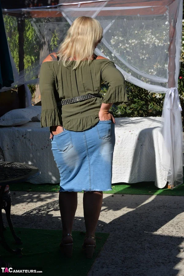 Fat blonde Melody fondles her breasts while outdoors in sunglasses  - Mature, Curvy, Chubby, Thick, Glasses, BBW, Skirt, Clothed, Amateur, Outdoor  - Photo 4