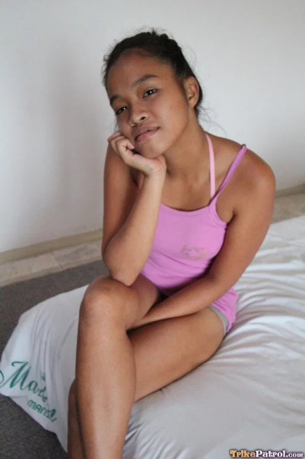 Asian amateur Shakira strips to display her hairy pussy & tits on the bed  - Filipina, Pinay, Family, Asian, Teen, Amateur, Close Up, Hairy, Solo, Sexy  - Photo 2
