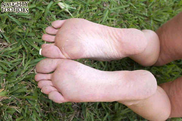 Blonde lady Jordan Jolie uses her bare feet to jerk off her neighbour  - MILF, Feet, Blonde, Outdoor, Pussy, Spreading, Short Hair, Non Nude  - Photo 4