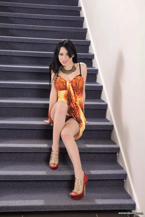 Sexy Italian babe Luna Ora works out her pussy with a speculum on the stairs  - Italian, Close Up, Masturbation, Dildo, Pussy, Teen, Beautiful, White, Big Clit, Brunette  - Photo 1