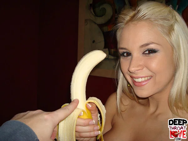 MILF with fake tits Sarah Vandella measures depth of her throat with banana  - MILF, Cute, Teen, Babe, Beautiful, Solo, Blonde  - Photo 7
