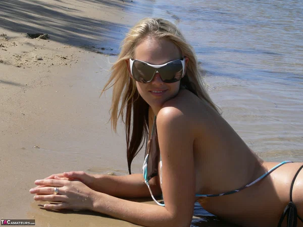 Blonde girl Aussie Jewel takes off her bikini top while at the beach  - Beach, Public, Bikini, Big Tits, Outdoor, Amateur, Glasses, Natural Tits, Wet, Blonde  - Photo 14
