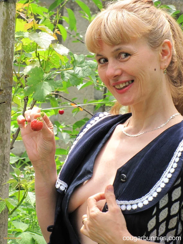 Sexy mature amateur Doris Dawn unveils her cute boobs and poses naked outdoors  - Mature, Cougar, Amateur, Blonde  - Photo 5