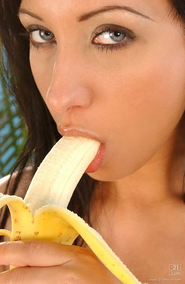Brunette with big tits Roxanne plays with a banana and sticks it up her twat  - Pussy, European, Big Clit, Outdoor, Feet, Non Nude  - Photo 9