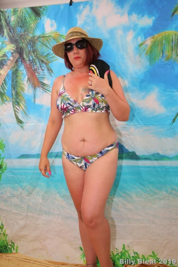 Mature woman Sara Banks takes off her hat and shades while wearing a bikini  - Cosplay, Mature, Thick, Amateur, Curvy, Bikini, Chubby, BBW, Glasses, Tattoo  - Photo 3