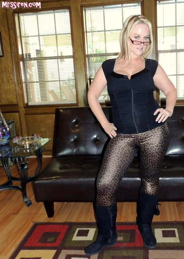 Amateur BBW Dee Siren sports cum on her face after blowing two cocks at once  - BBW, MILF, Amateur, Mature, Glasses, Facial, Chubby, Blonde, Blowjob, Clothed  - Photo 1