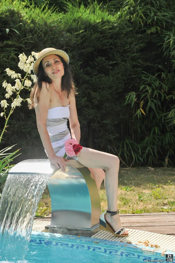 Brunette mature chick giving nice head before getting her pussy wrecked  - Granny, Old Young, Mature, Pussy, Outdoor, Blowjob, Cowgirl, Sexy, Big Clit, Non Nude  - Photo 1