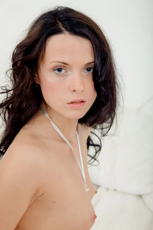 Solo girl with long hair and striking eyes gets naked on a bed  - Teen, Glamour, Model, Brunette, Sexy, Cute, Babe, Beautiful, Solo  - Photo 4