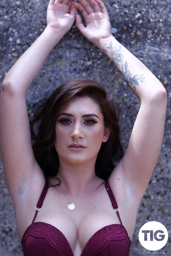 Beautiful brunette babe Bonnie Lee reveals her fakes and poses outdoors  - Beautiful, Glamour, Babe, British, Solo, Model  - Photo 7