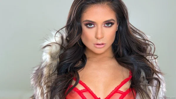 Sexy Jynx Maze takes off gag reflex T-shirt and remains in superb red lingerie  - Pornstar, High Heels, Brunette, Pretty, Non Nude  - Photo 4