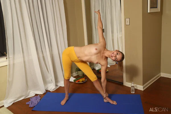 Skinny teen Sophia Sweet displays her flexibility while doing yoga in the nude  - Yoga, Yoga Pants, Teen, Legs, Beautiful, Amateur, Skinny, Flexible, Pussy, Dildo  - Photo 5