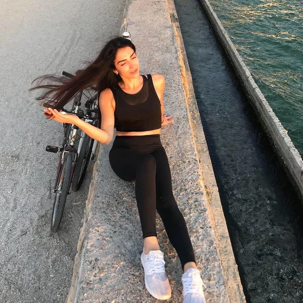 OnlyFans Caroline Deam starring Caroline Deam Porn Images  - Amateur, Sexy, Glasses, Face, Skinny, Outdoor, Legs, Bikini, Brunette, Glamour  - Photo 4