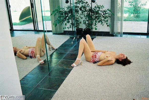 Glamorous babe Erika exposes her sexy feet in heels & her puffy pussy outside  - Amateur, Sexy, Model, Glamour, Babe, Beautiful, Solo  - Photo 21