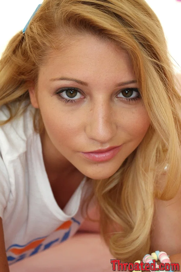 Chubby teen Jessi Stone hikes shirt to offer up her tanned natural big tits  - Teen, Fetish, White, Blonde, Sexy, Pornstar, Cute  - Photo 7