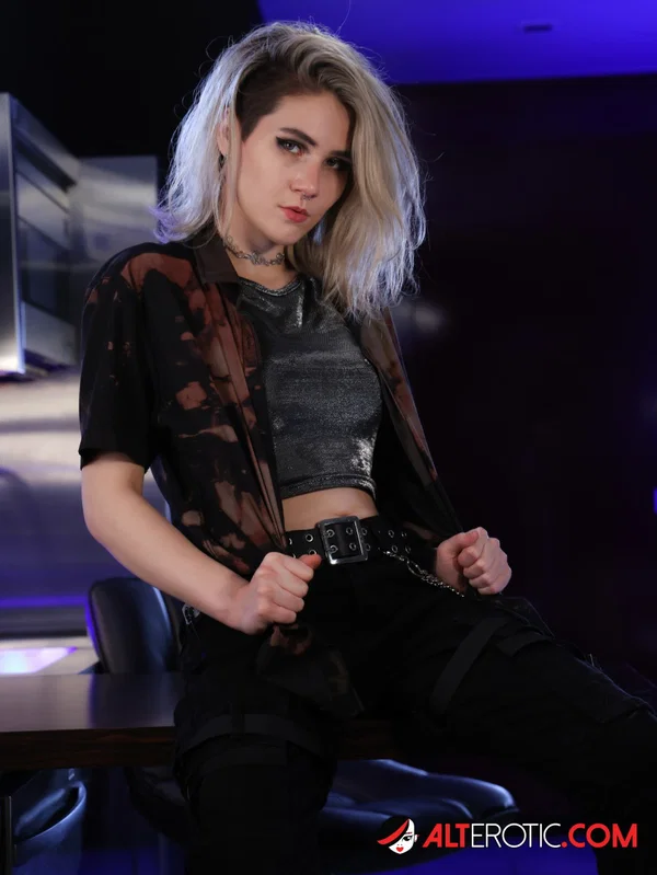 Sexy blonde Adalind Gray shows her big tits before sex with a big cock  - Spreading, Pussy Licking, Tattoo, Redhead, Natural Tits, Tiny Tits, Hardcore, Handjob, Big Cock, Jeans  - Photo 1