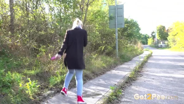 Pretty blonde Di Devi pulls down her jeans to pee on a public sidewalk  - Pissing, Public, Jeans, MILF, Pussy, Outdoor, Spreading, Shaved, Solo, Close Up  - Photo 15