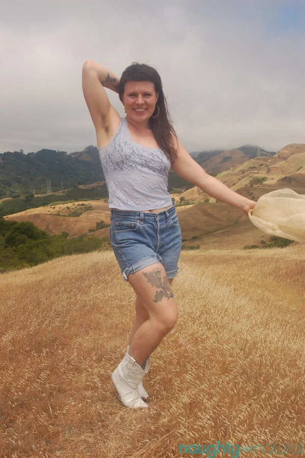 Petite amateur Olivia Rose shows her naturals and hairy pussy in a field  - Hairy, Amateur, Outdoor, Shorts, Ass, Armpit, Big Clit, Undressing, White, Asshole  - Photo 2