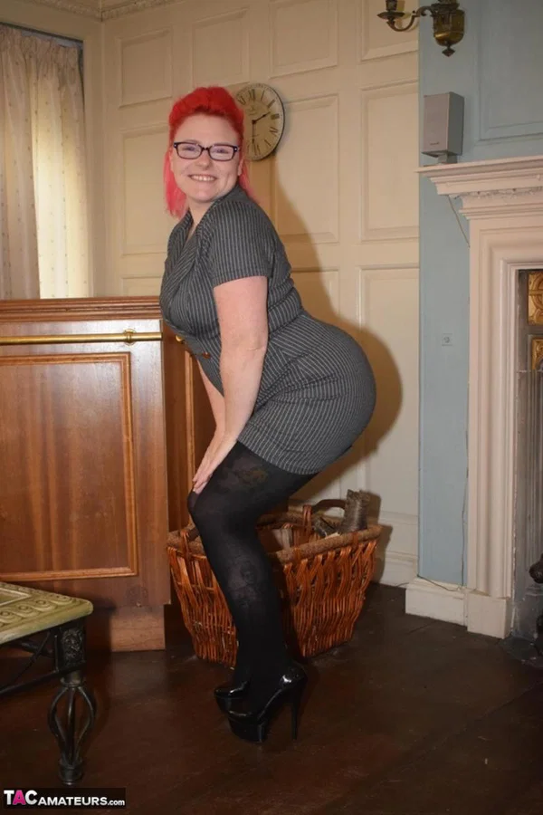 Middle-aged amateur Mollie Foxxx exposes herself in crotchless pantyhose  - Mature, Chubby, Curvy, Glasses, Pantyhose, BBW, Thick, Amateur, Redhead, Clothed  - Photo 7