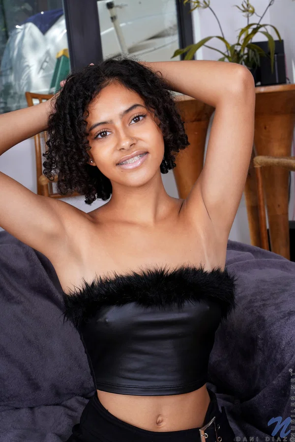 Ebony girl Dani Diaz stretches out her tight pink pussy after going nude  - Ebony, Braces, Short Hair, African, Undressing, Spreading, Ass, Shorts, Pussy, Beautiful  - Photo 2