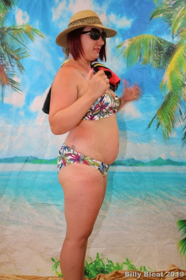 Mature woman Sara Banks takes off her hat and shades while wearing a bikini  - Cosplay, Mature, Thick, Amateur, Curvy, Bikini, Chubby, BBW, Glasses, Tattoo  - Photo 4