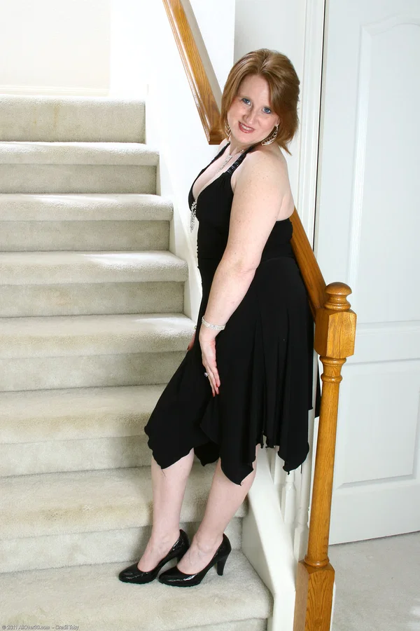 Mature amateur Shawn exposes her chubby body and big tits on the stairs  - Mature, MILF, Amateur  - Photo 2