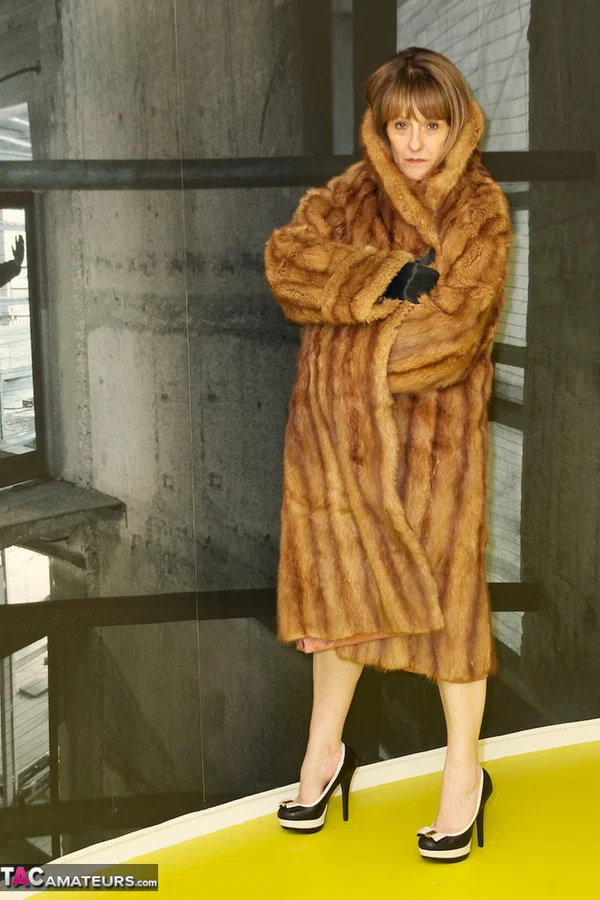 Middle-aged amateur Pandora flashes in a full-length fur coat and heels  - Amateur, Panties, High Heels, Tiny Tits, Legs, European, Brunette  - Photo 1