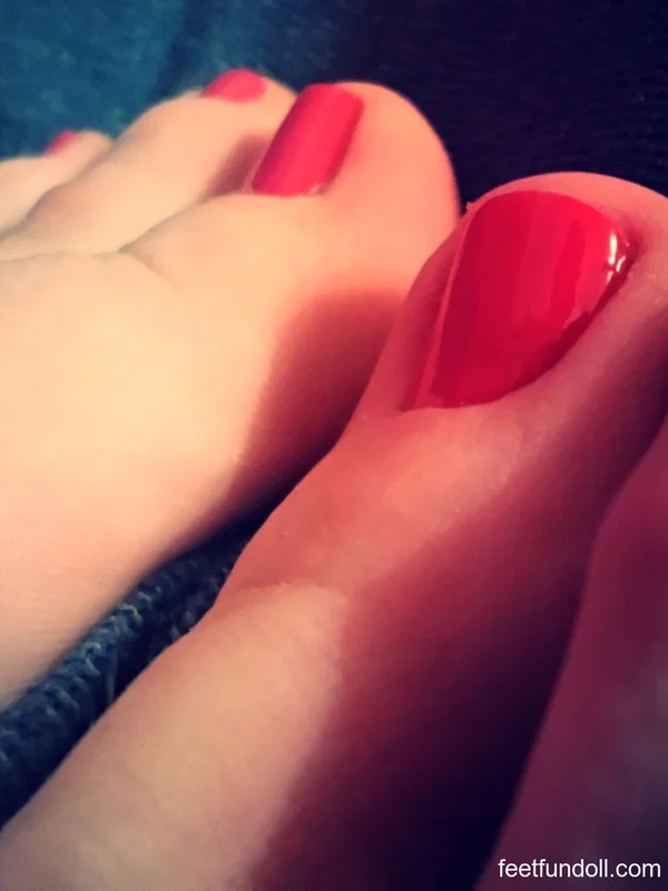Brunette babe Lisa Dove shows her sweet toes up close in a foot fetish solo  - Feet, Pantyhose, Close Up, Stockings, Jeans, Outdoor, Brunette, Babe, Beautiful, Solo  - Photo 12