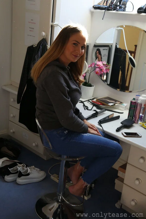Only Tease Laura Hollyman  - Clothed, Pantyhose, Non Nude, Brunette, Legs, Jeans, Stockings, Lingerie, Ass, Blonde  - Photo 4